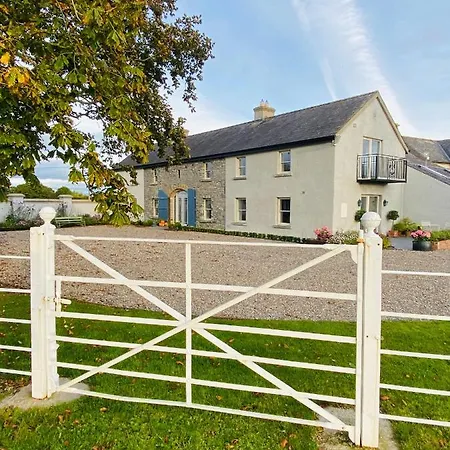 The Granary, Luxuriously Restored Barn On A Farm Holiday home Thurles