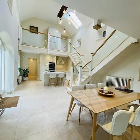 Holiday home The Granary, Luxuriously Restored Barn On A Farm